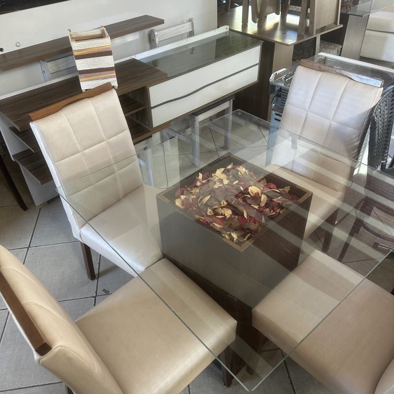 Mesa com 4 cardeiras