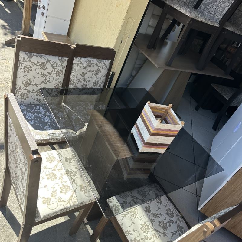 Mesa com 4 cardeiras vidro fume