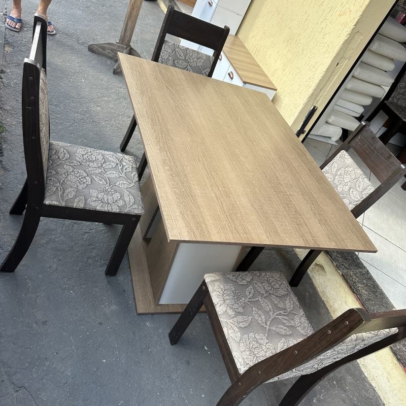 Mesa com 4 cadeiras de madeiras