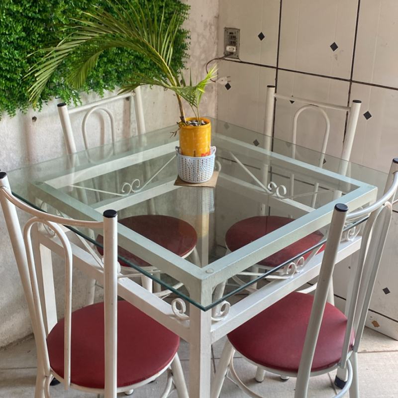 Mesa com a base de ferro com 4 cardeiras ferro