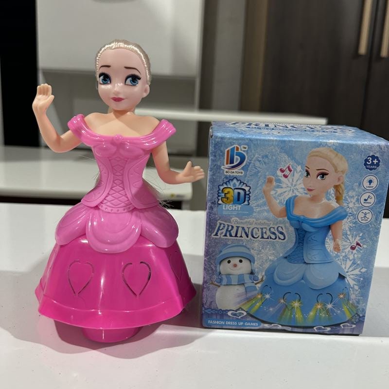 Boneca princesa , ela é toda iluminada ela é linda demais